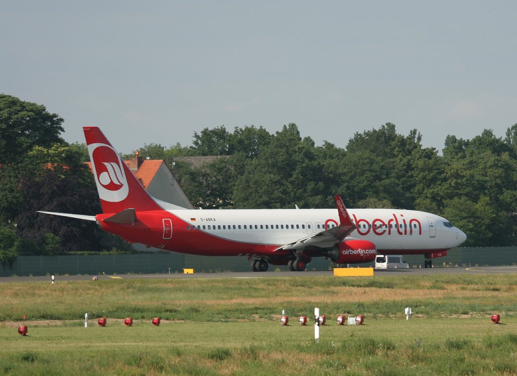 Air Berlin B 737-82R D-ABKA kurz vor dem Start in Berlin-Tegel am 18.06.2011