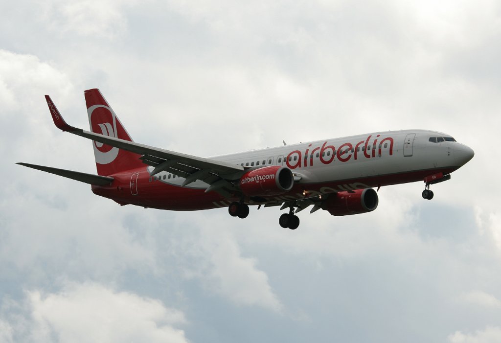 Air Berlin B 737-82R D-ABKA kurz vor der Landung in Berlin-Tegel am 18.06.2011