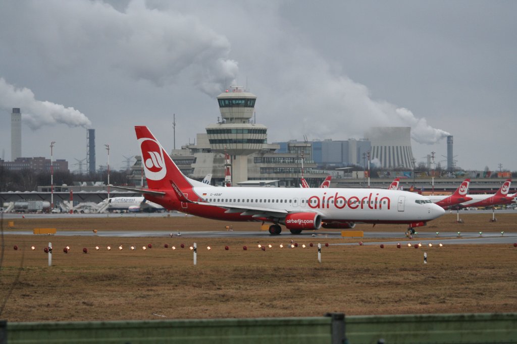 Air Berlin B 737-86J D-ABAF kurz vor dem Start in Berlin-Tegel am 19.02.2012