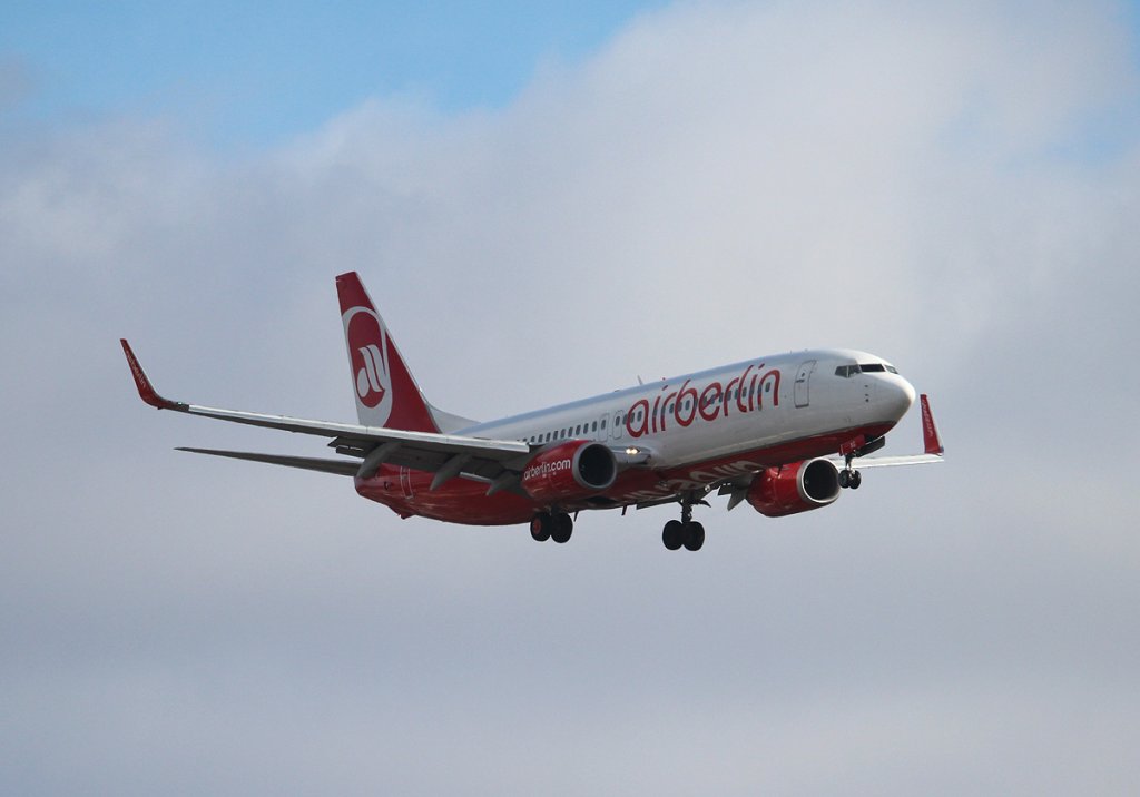 Air Berlin B 737-86J D-ABAG bei der Landung in Berlin-Tegel am 01.03.2013
