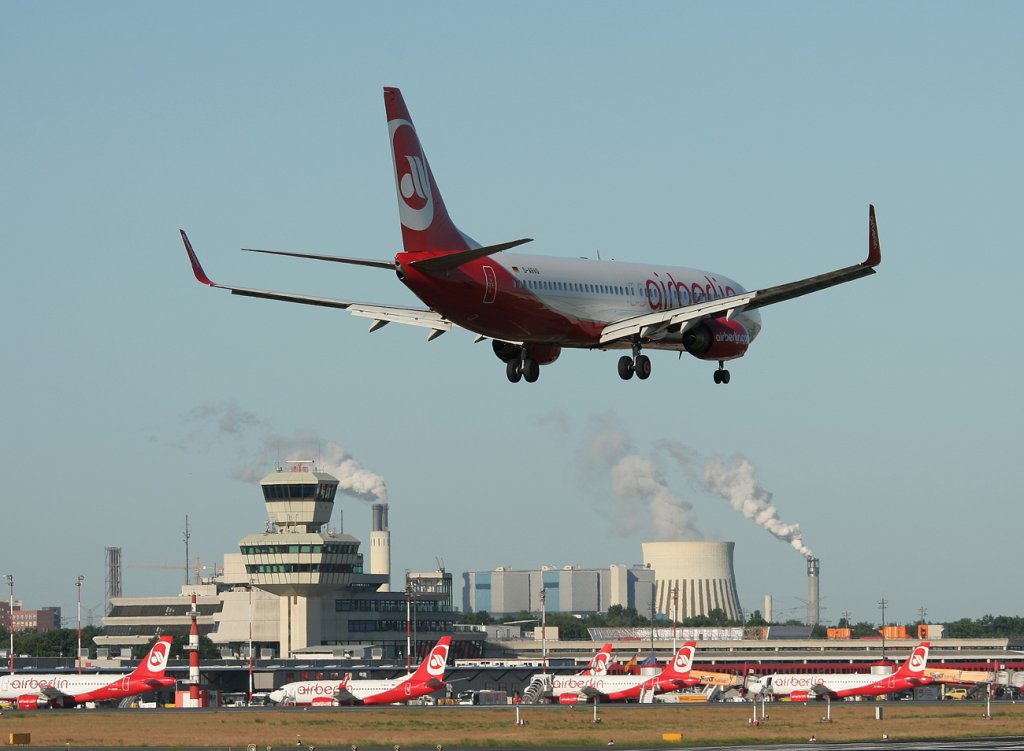 Air Berlin B 737-86J D-ABAQ kurz vor der Landung in Berlin-Tegel am 02.06.2011