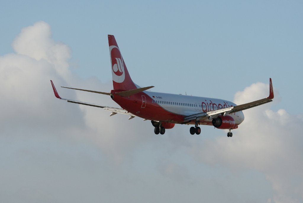 Air Berlin B 737-86J D-ABAS kurz vor der Landung in Berlin-Tegel am 09.03.2012
