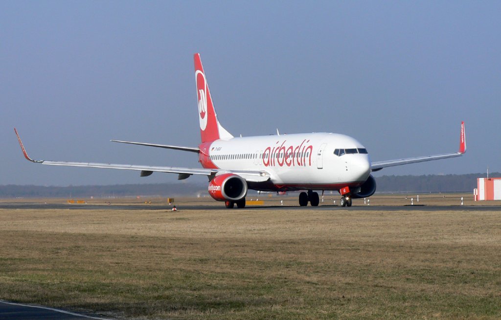 Air Berlin B 737-86J D-ABAS auf dem Weg zum Start in Berlin-Tegel am 17.03.2012