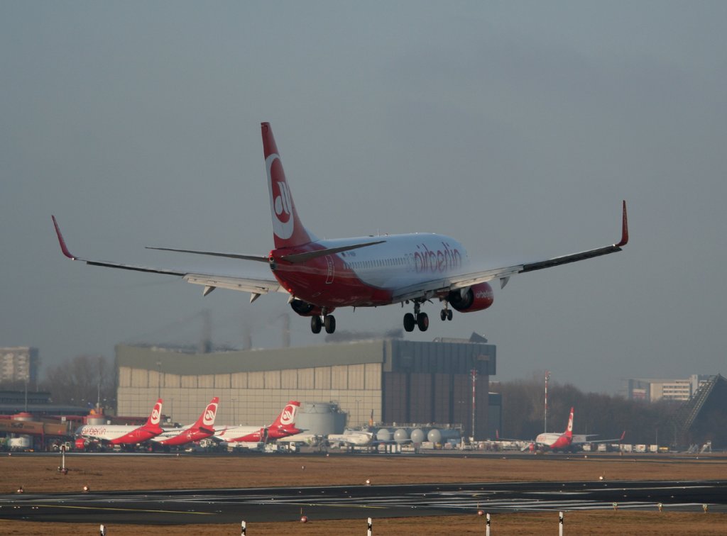 Air Berlin B 737-86J D-ABBF bei der Landung in Berlin-Tegel am 09.03.2012
