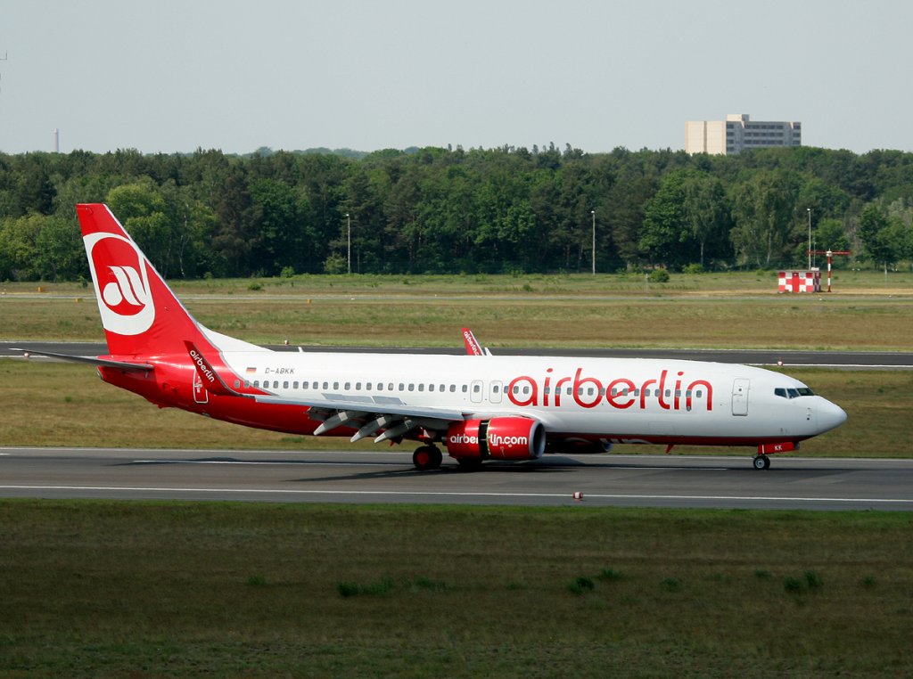 Air Berlin B 737-86J D-ABBK nach der Landung in Berlin-Tegel am 22.05.2012