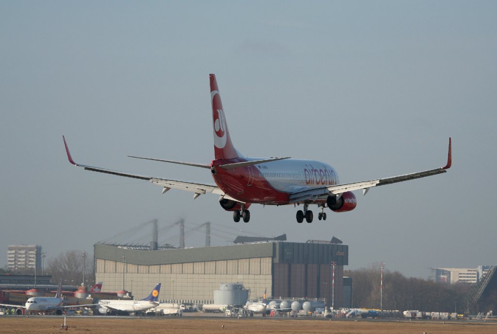 Air Berlin B 737-86J D-ABKA kurz vor der Landung in Berlin-Tegel am 09.03.2012