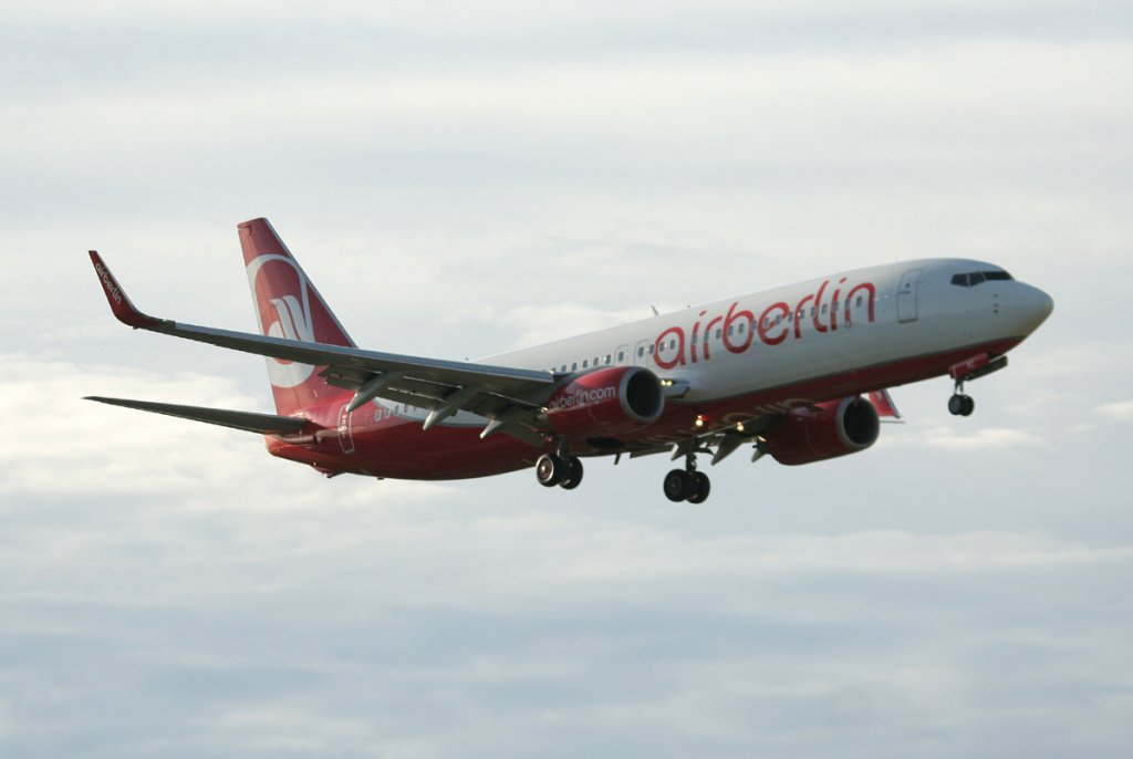 Air Berlin B 737-86J D-ABKC kurz vor der Landung in Berlin-Tegel am 09.06.2012