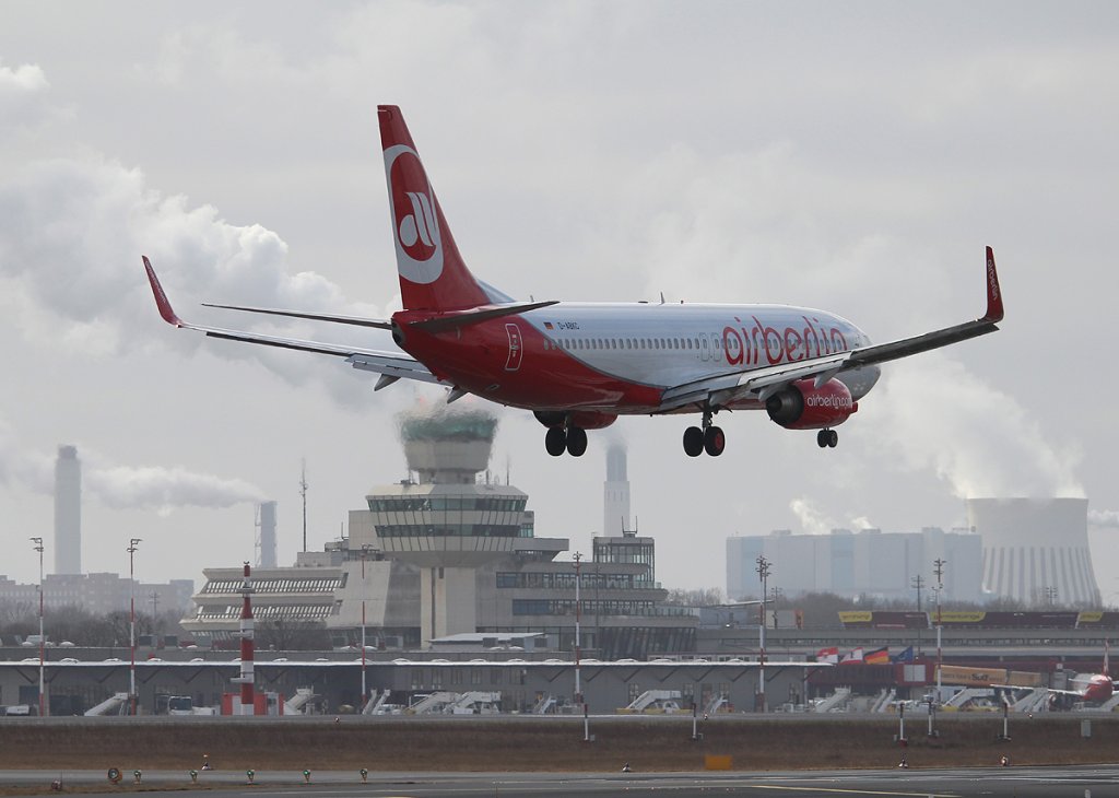 Air Berlin B 737-86J D-ABKC bei der Landung in Berlin-Tegel am 01.03.2013