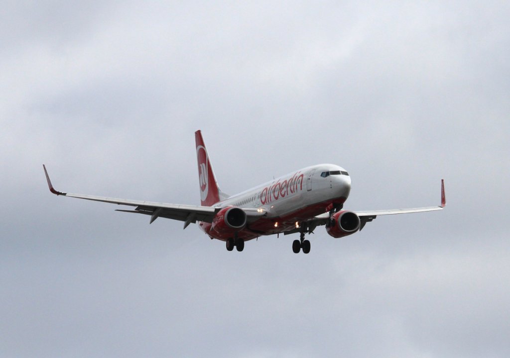 Air Berlin B 737-86J D-ABKC bei der Landung in Berlin-Tegel am 03.03.2013