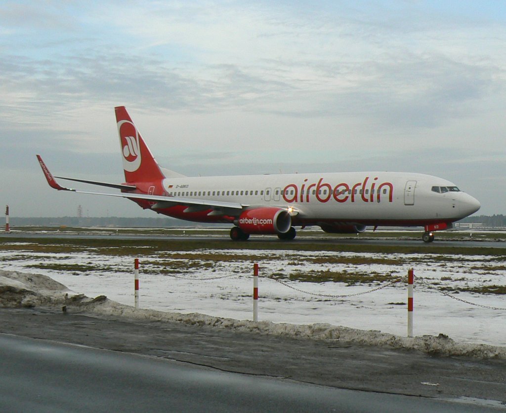 Air Berlin B 737-86J D-ABKD am Morgen des 08.01.2011 auf dem Flughafen Berlin-Tegel