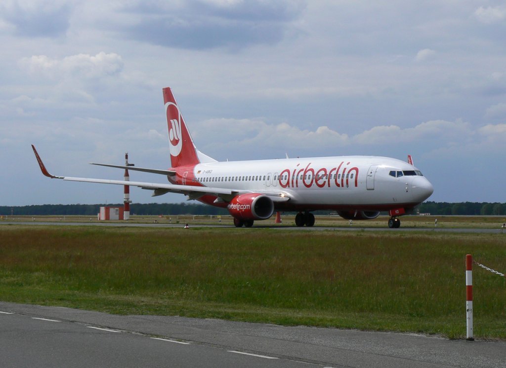 Air Berlin B 737-86J D-ABKD auf dem Weg zum Start in Berlin-Tegel am 27.05.2011