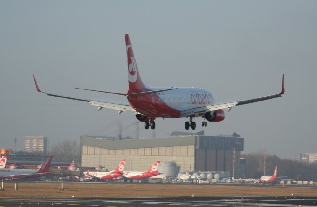 Air Berlin B 737-86J D-ABKI bei der Landung in Berlin-Tegel am 09.03.2012
