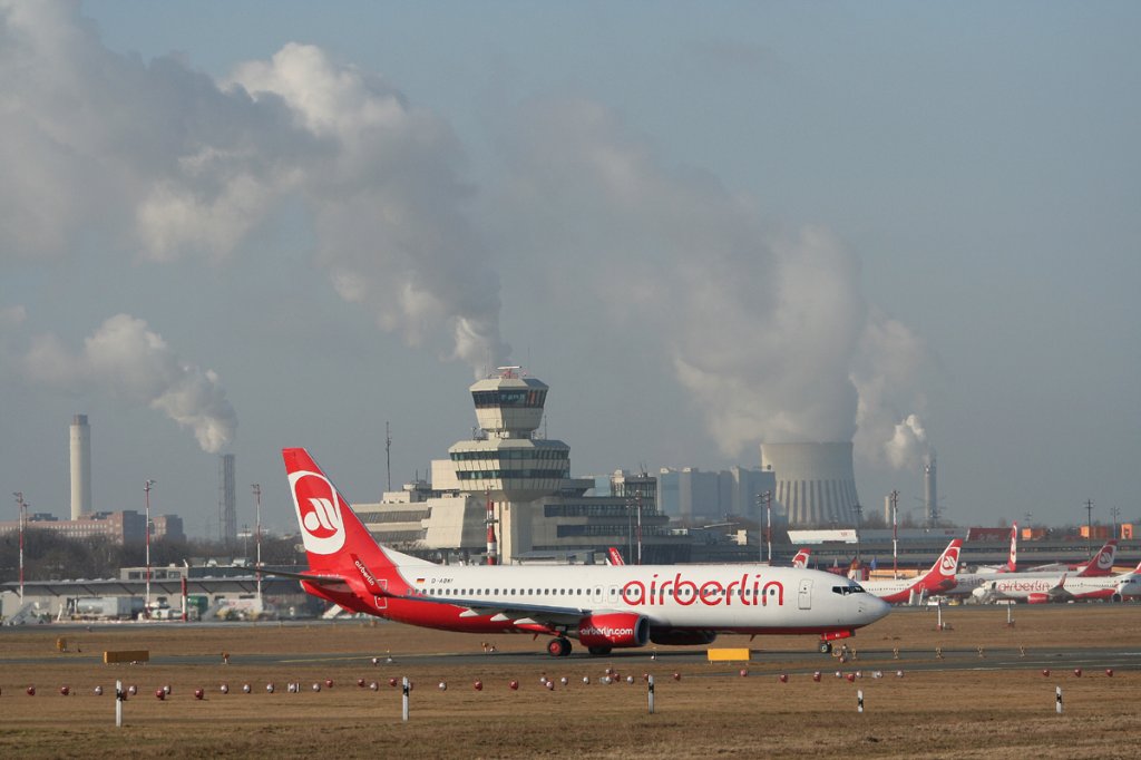 Air Berlin B 737-86J D-ABKI auf dem Weg zum Start in Berlin-Tegel am 09.03.2012