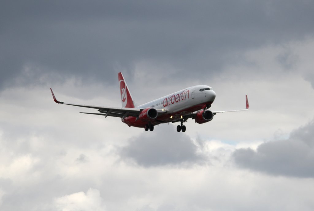Air Berlin B 737-86J D-ABKI bei der Landung in Berlin-Tegel am 20.07.2012