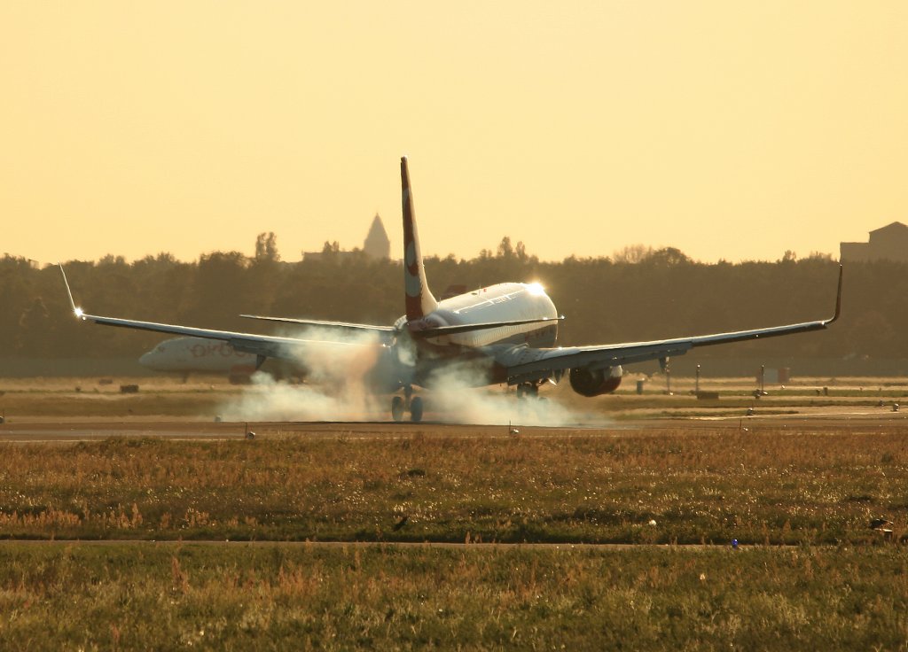 Air Berlin B 737-86J D-ABKJ bei der Landung in Berlin-Tegel am 30.09.2011
