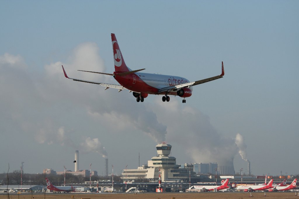 Air Berlin B 737-86J D-ABKJ kurz vor der Landung in Berlin-Tegel am 09.03.2012