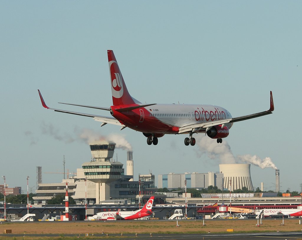 Air Berlin B 737-86J D-ABKM kurz vor der Landung in Berlin-Tegel am 02.06.2011