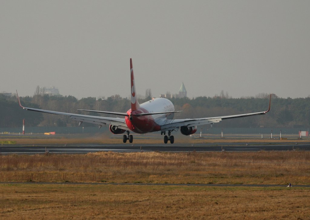 Air Berlin B 737-86J D-ABKM bei der Landung in Berlin-Tegel am 26.11.2011