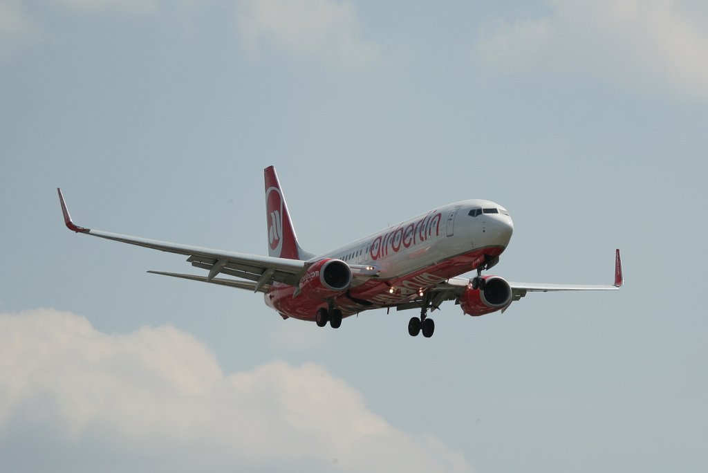 Air Berlin B 737-86J D-ABKN kurz vor der Landung in Berlin-Tegel am 10.06.2011