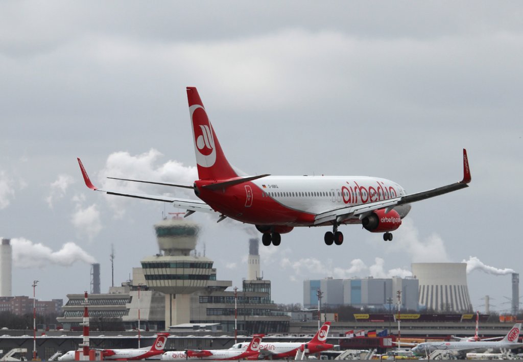 Air Berlin B 737-86J D-ABKQ bei der Landung in Berlin-Tegel am 03.03.2013