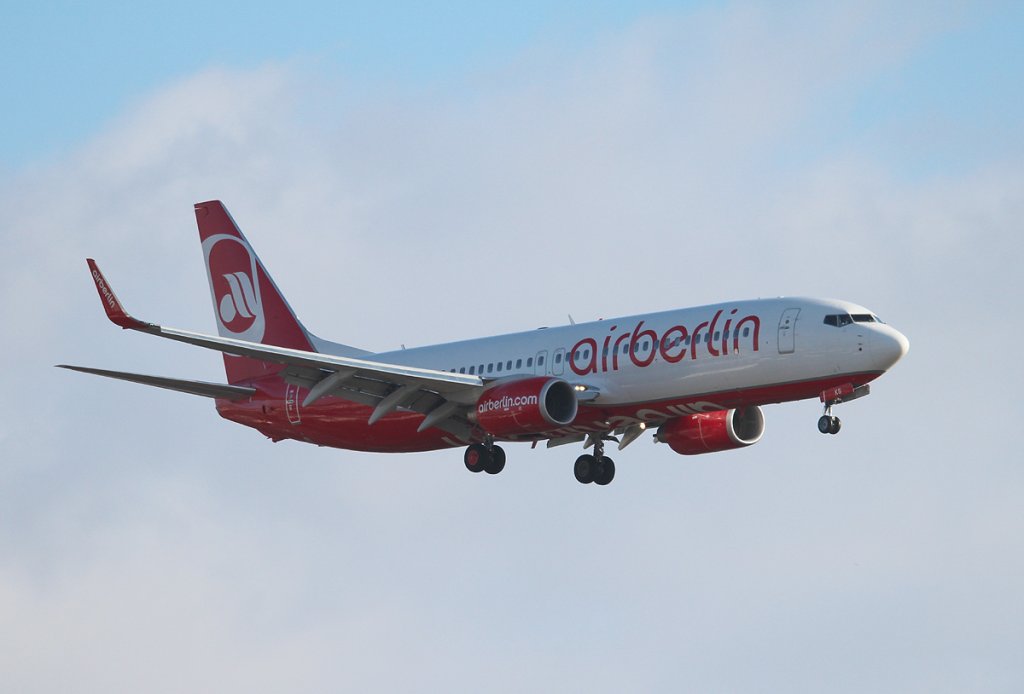 Air Berlin B 737-86J D-ABKS bei der Landung in Berlin-Tegel am 01.03.2013