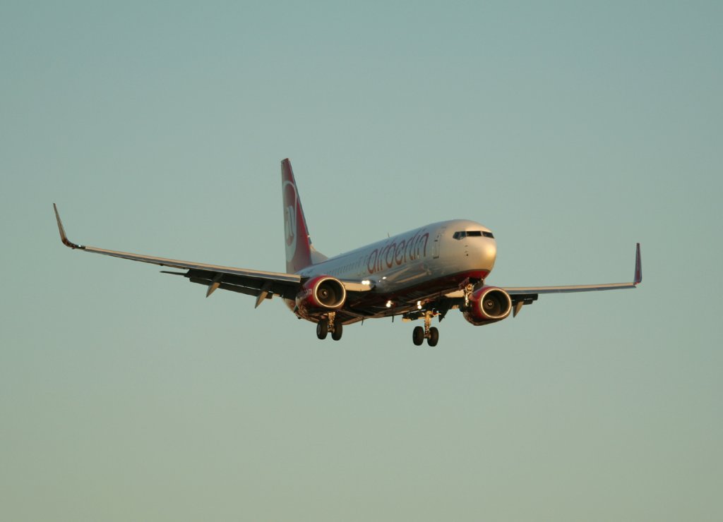 Air Berlin B 737-86J D-ABKT kurz vor der Landung in Berlin-Tegel am 30.09.2011