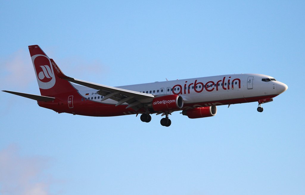 Air Berlin B 737-86J D-ABKU bei der Landung in Berlin-Tegel am 01.03.2013