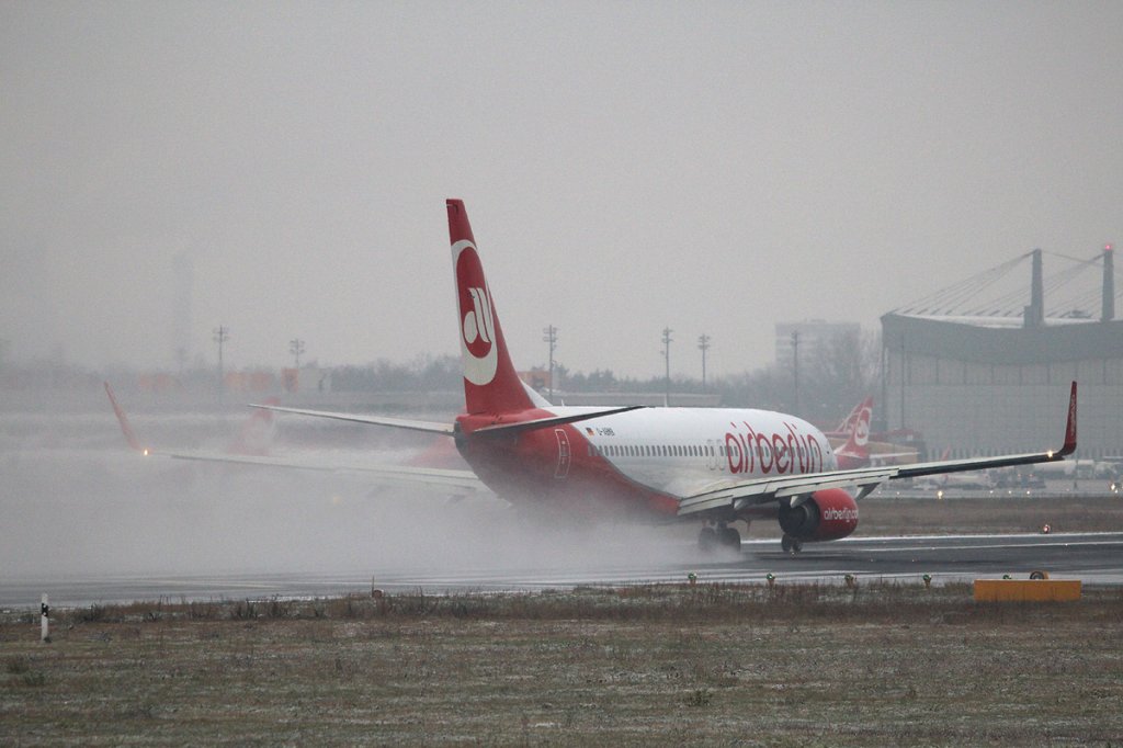 Air Berlin B 737-86J D-ABMB beim Start in Berlin-Tegel am 01.12.2012