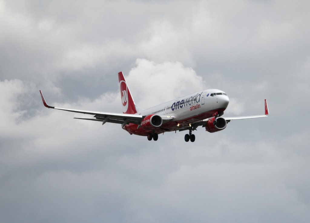 Air Berlin B 737-86J D-ABME bei der Landung in Berlin-Tegel am 20.07.2012