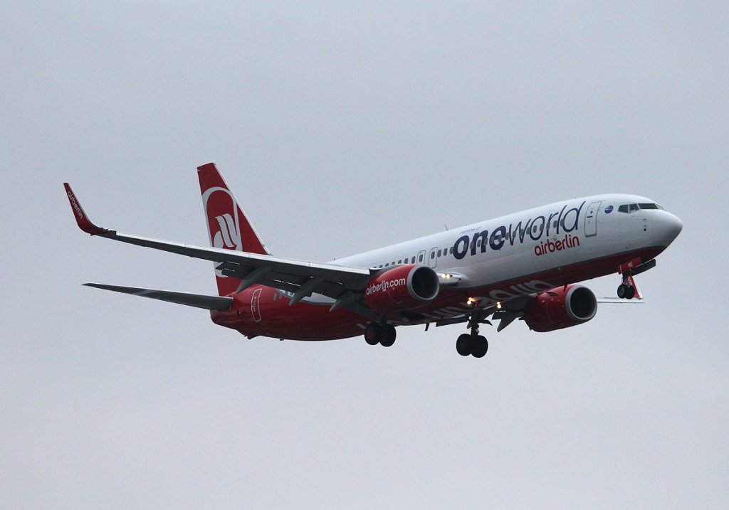 Air Berlin B 737-86J D-ABME bei der Landung in Berlin-Tegel am 01.12.2012