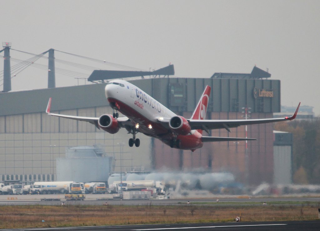 Air Berlin B 737-86J D-ABMF beim Start in Berlin-Tegel am 10.11.2012