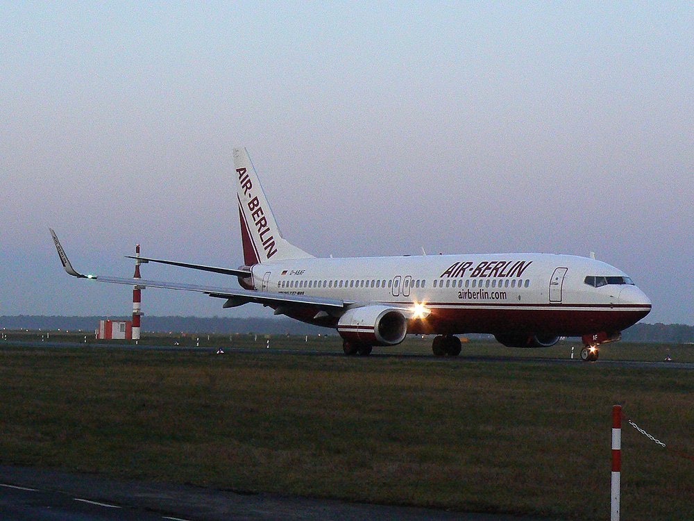 Air Berlin B 737-86J(WL) D-ABAF am frhen Morgen des 05.12.2009 auf dem Flughafen Berlin-Tegel