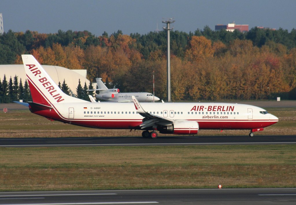 Air Berlin B 737-86J(WL) D-ABBP nach der Landung in Berlin-Tegel am 31.10.2009