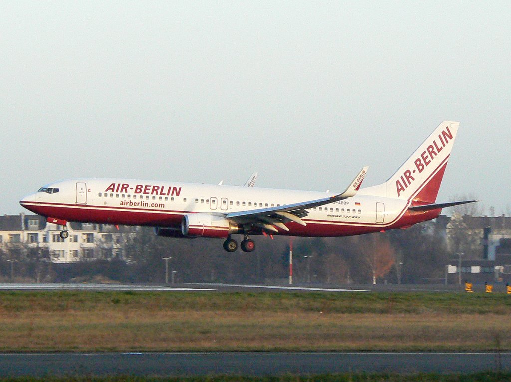 Air Berlin B 737-86J(WL) D-ABBP bei der Landung im ersten Sonnenlicht des 21.11.2009 auf dem Flughafen Berlin-Tegel