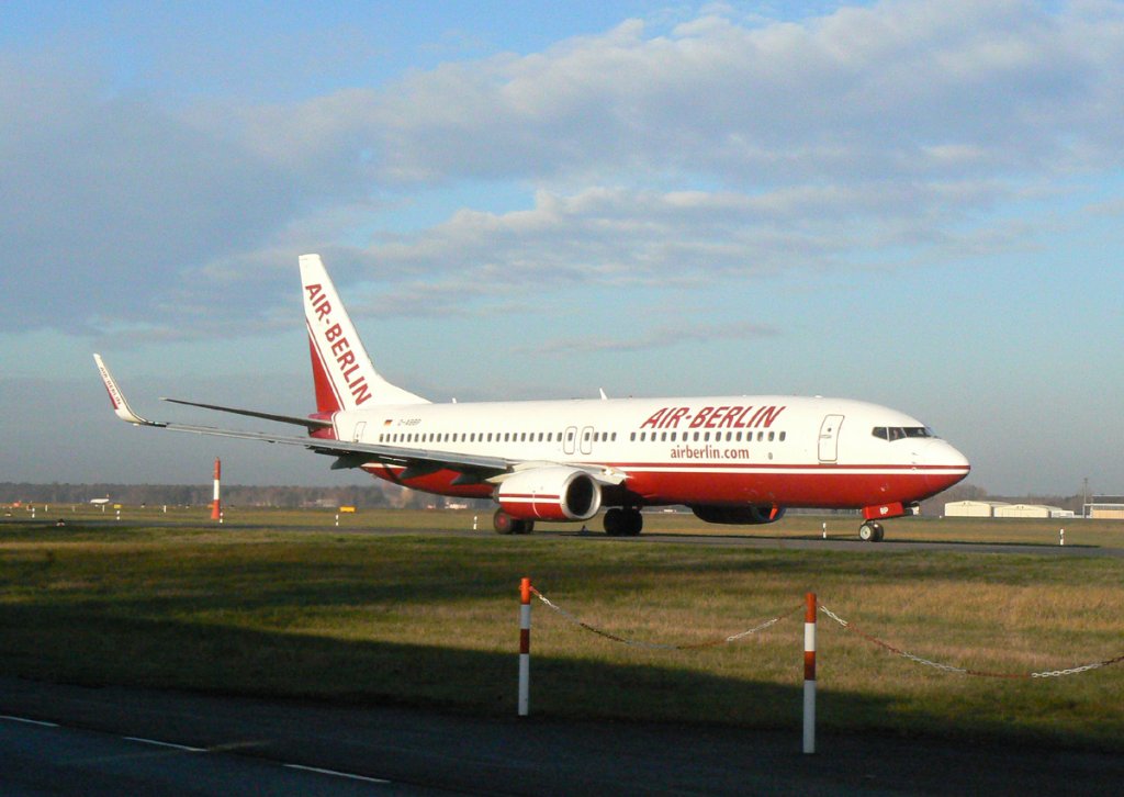 Air Berlin B 737-86J(WL) D-ABBP auf dem Weg zum Start in Berlin-Tegel am Morgen des 21.11.2009
