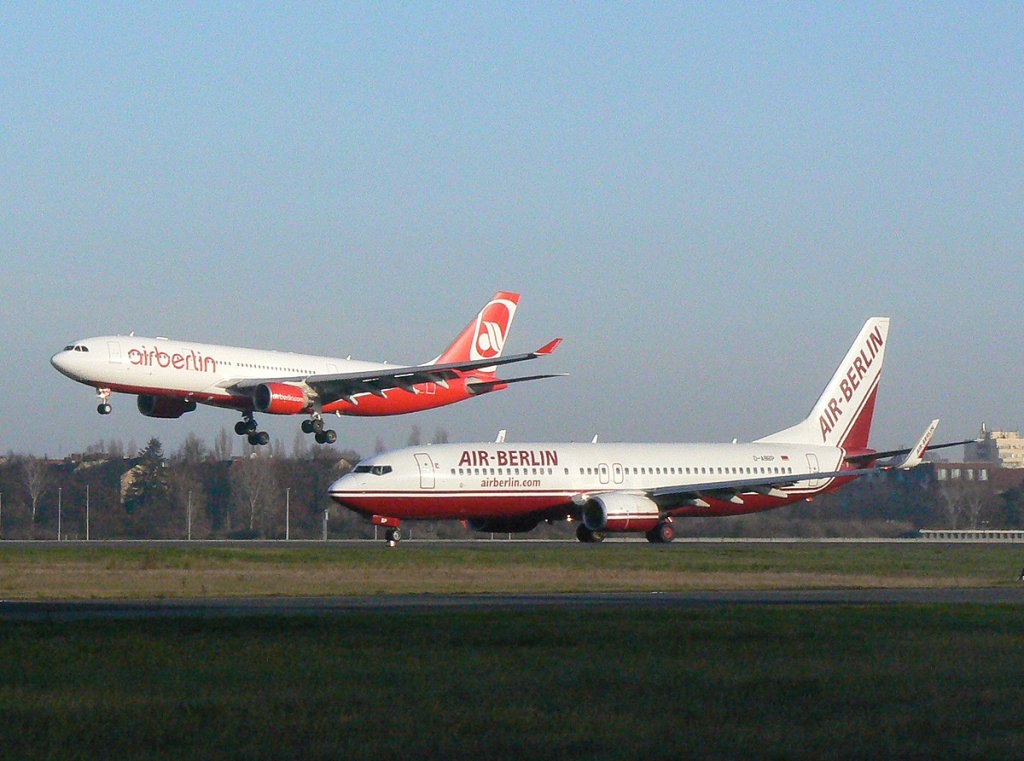 Air Berlin B 737-86J(WL) D-ABBP kurz vor dem Start und Air Berlin 
A 330-223 D-ALPH bei der Landung in Berlin-Tegel am 21.11.2009
