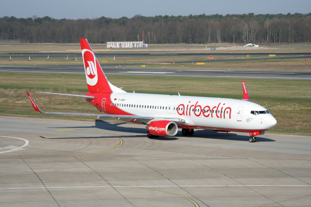 Air Berlin B 737-86J(WL) D-ABKF bei der Ankunft in Berlin-Tegel am 02.04.2010
