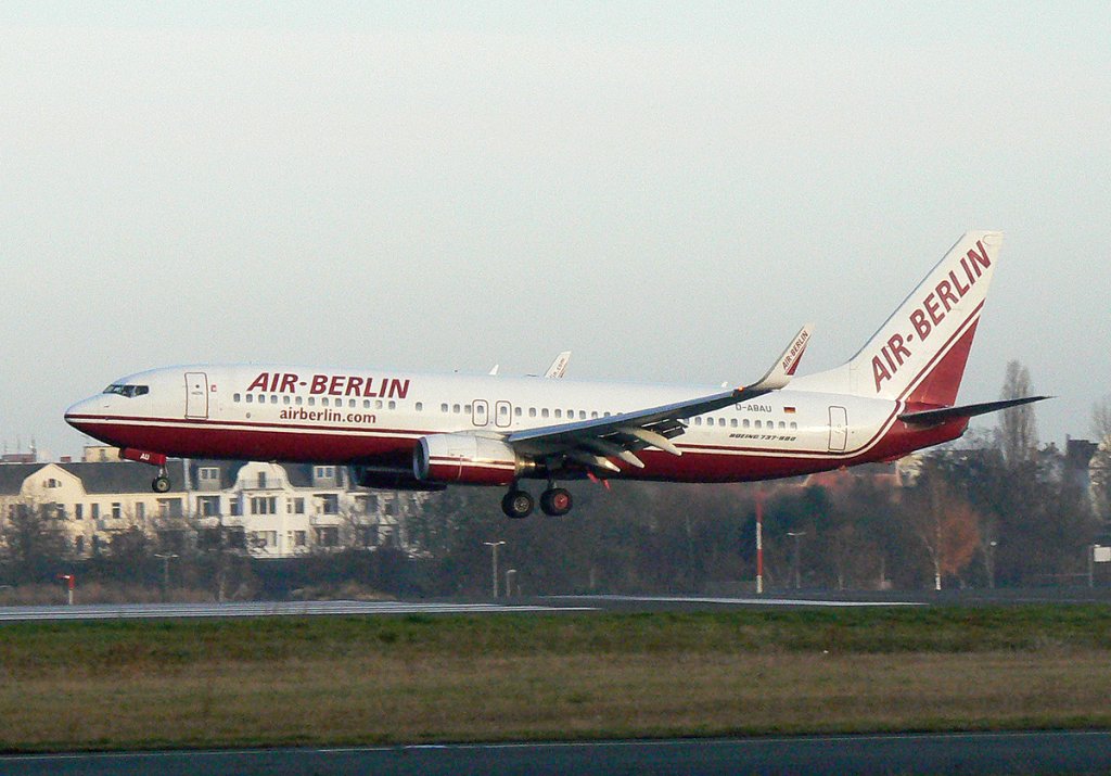 Air Berlin B 737-86J(WL)D-ABAU bei der Landung im ersten Sonnenlicht am Morgen des 21.11.2009 auf dem Flughafen Berlin-Tegel