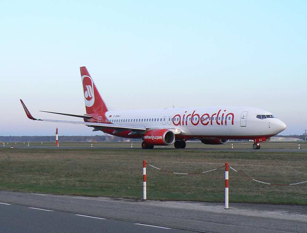 Air Berlin B 737-86Q D-ABBJ am frhen Morgen des 02.04.2010 auf dem Flughafen Berlin-Tegel