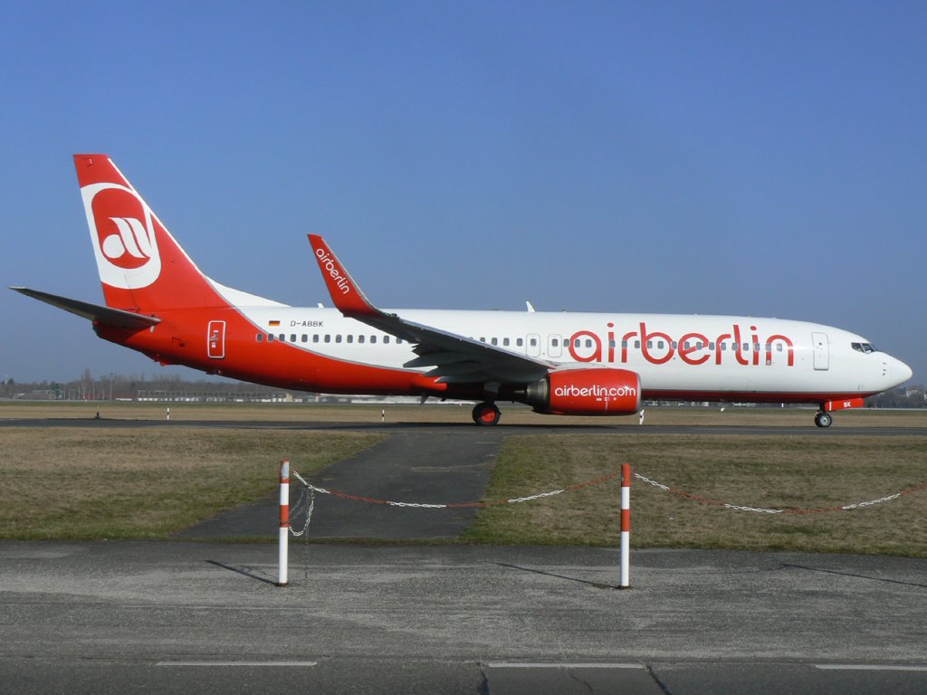 Air Berlin B 737-8BK D-ABBK auf dem Weg zum Start in Berlin-Tegel am 17.03.2012