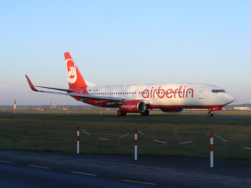 Air Berlin B 737-8BK(WL) D-ABBK am Morgen des 05.12.2009 auf dem Flughafen Berlin-Tegel