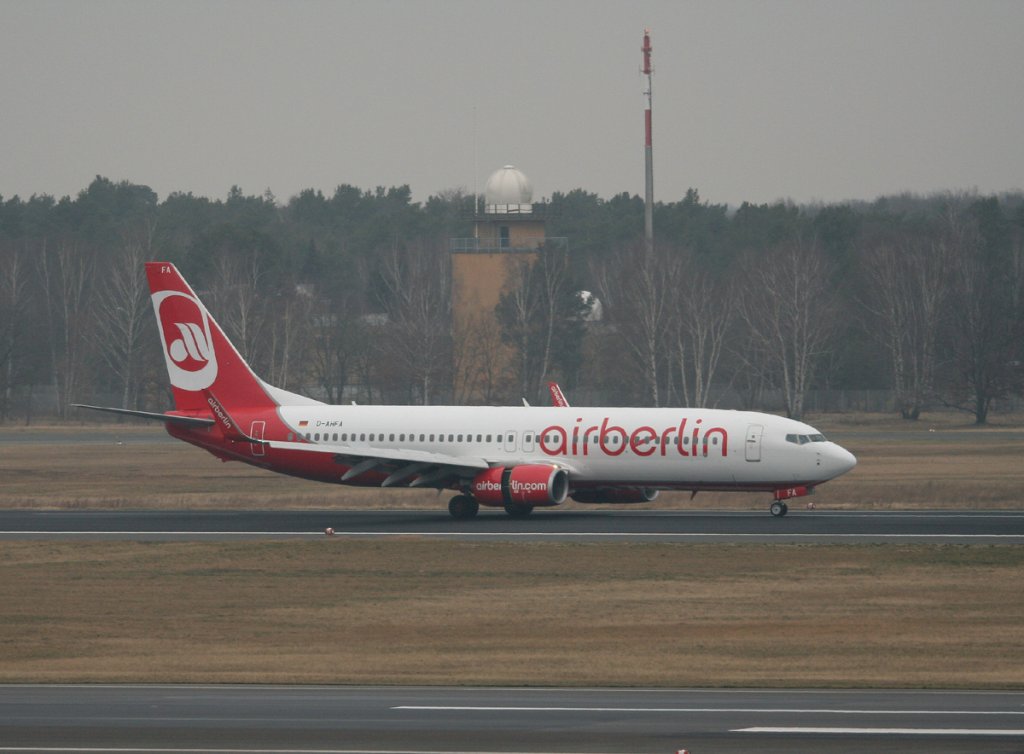 Air Berlin B 737-8K5 D-AHFA kurz nach der Landung in Berlin Tegel am 27.01.2012