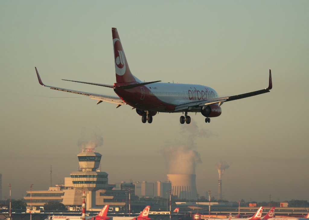 Air Berlin B 737-8K5 D-AHFO kurz vor der Landung in Berlin-Tegel am 01.10.2011
