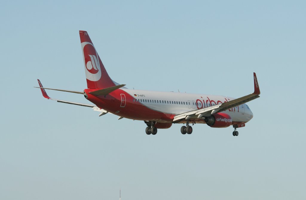 Air Berlin B 737-8K5 D-AHFS kurz vor der Landung in Berlin-Tegel am 02.06.2011