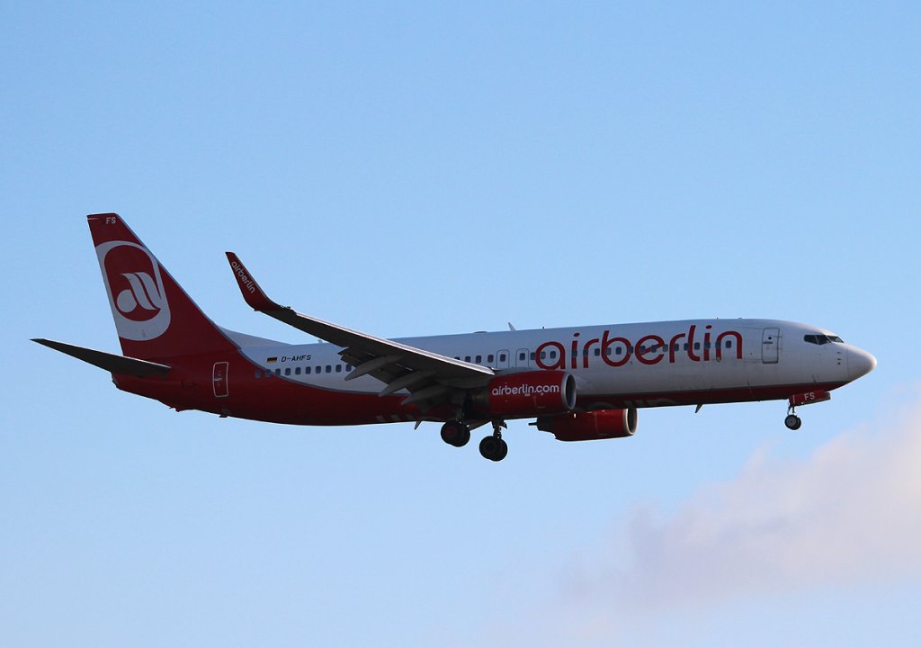 Air Berlin B 737-8K5 D-AHFS bei der Landung in Berlin-Tegel am 01.03.2013