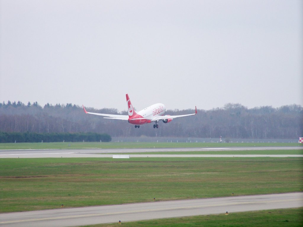 Air Berlin, B737-76N, D-ABBT beim Satrt am Hamburger Flugahefn. AUfgenommen am 11.04.10