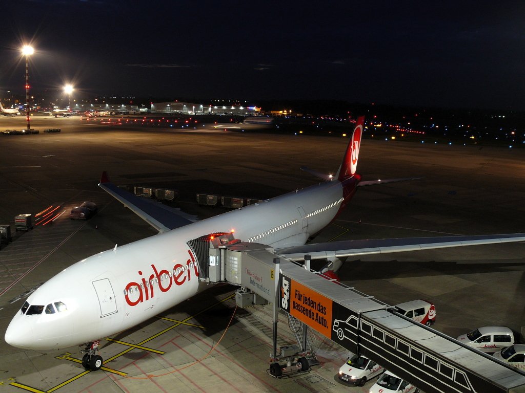 Air Berlin bei Nacht. Flughafen Dsseldorf. 31.10.2009.