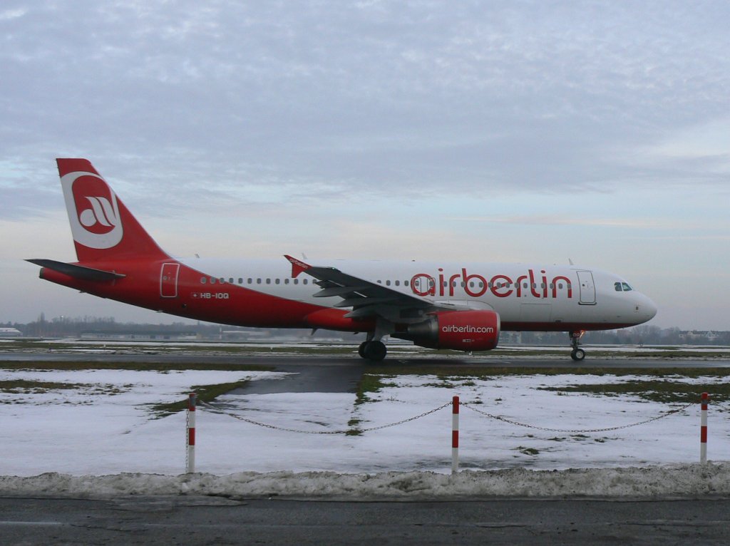 Air Berlin (Belair) A 320-214 HB-IOQ am frhen Morgen des 08.01.2011 auf dem Flughafen Berlin-Tegel