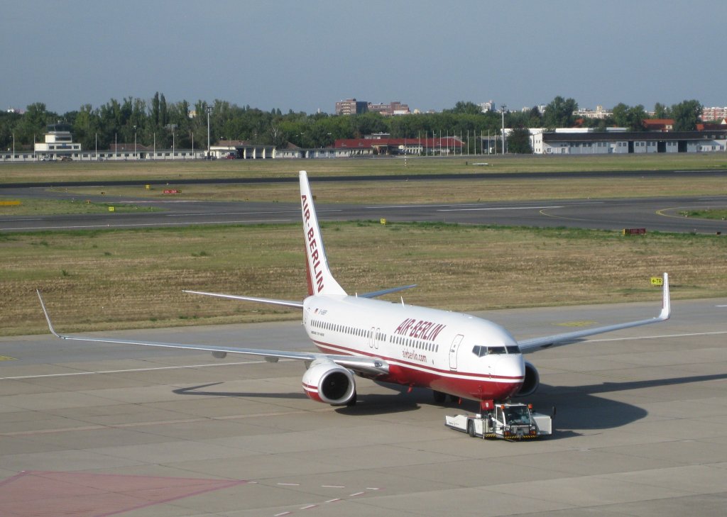 Air Berlin-Boeing 737-800 beim Push-back in Berlin-Tegel