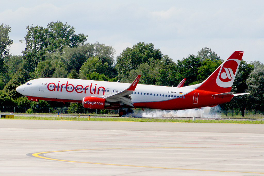 Air Berlin-Boeing 737-800 D-ABKF beim Touch-down auf dem Baden-Airpark  am 26.08.10